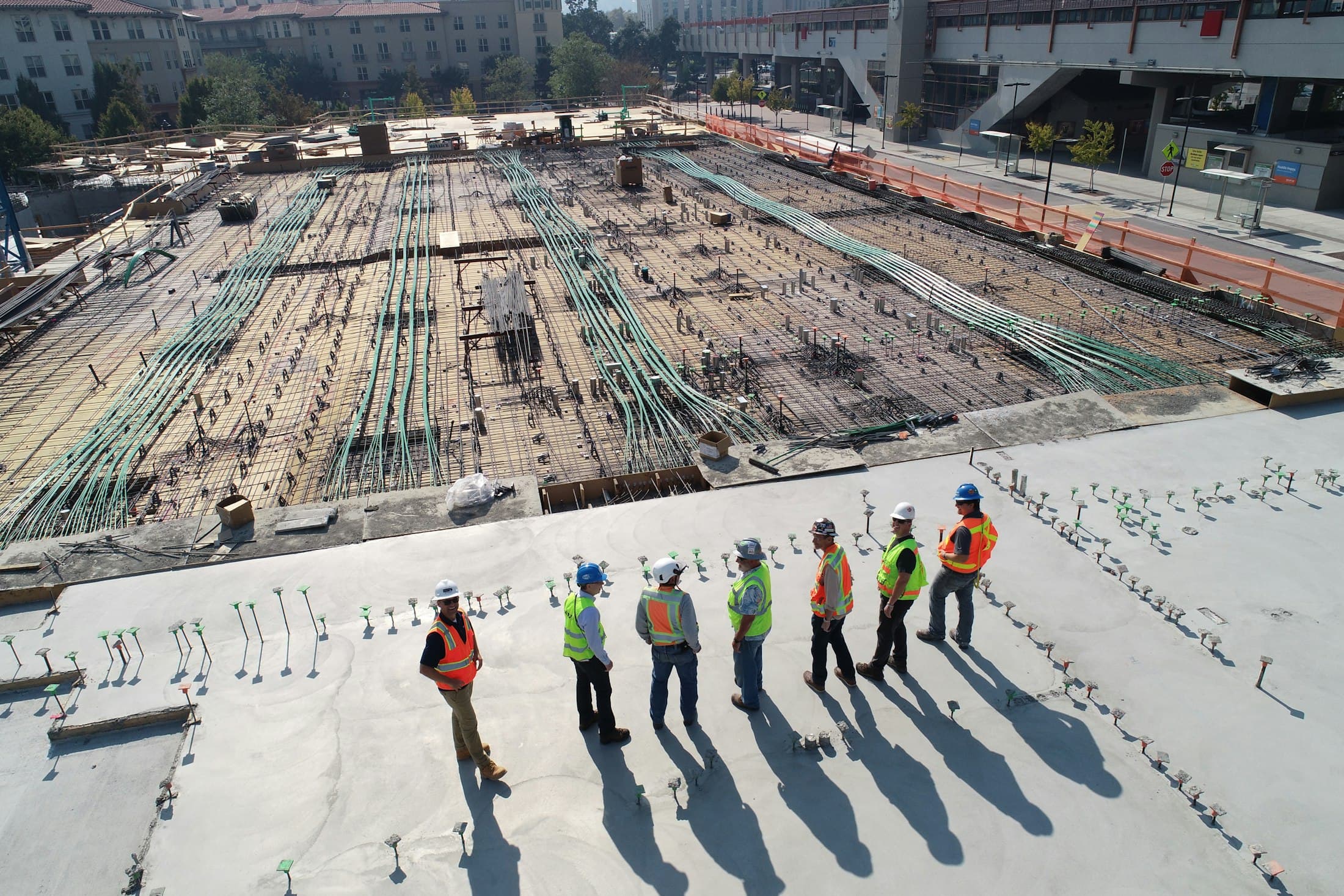 Equipo en obra, losa en ejecución